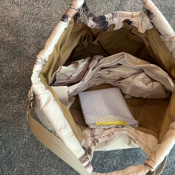 Handbag - Picture 2 of 3